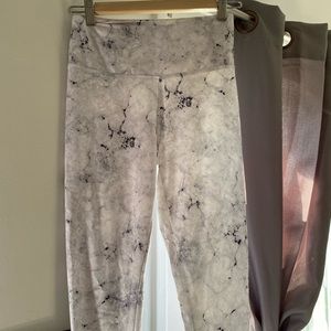 White marble pattern leggings